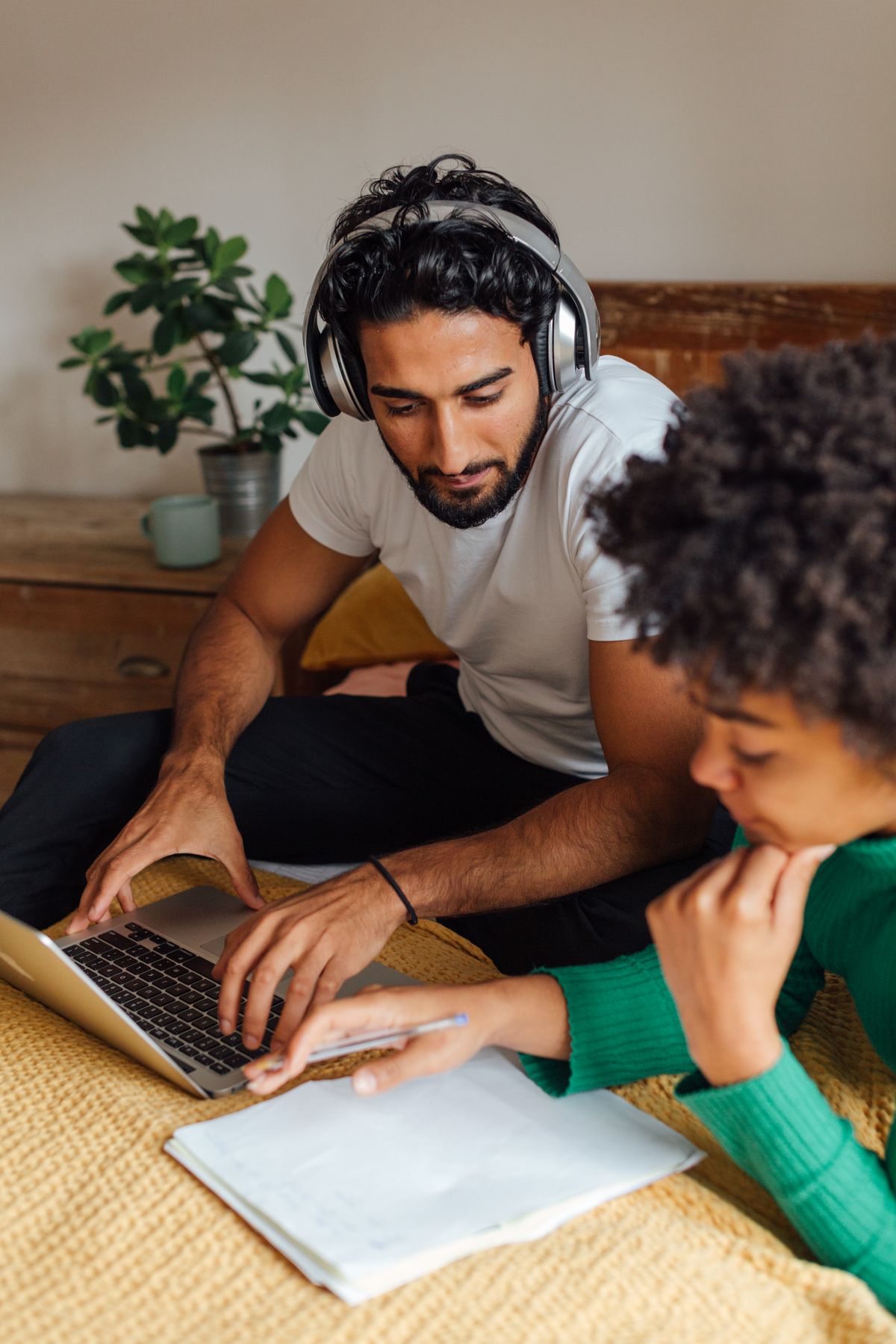 Two people learning Croatian together online